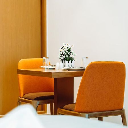 He Hotel Apartments Dubai Bagian luar foto A table and chairs