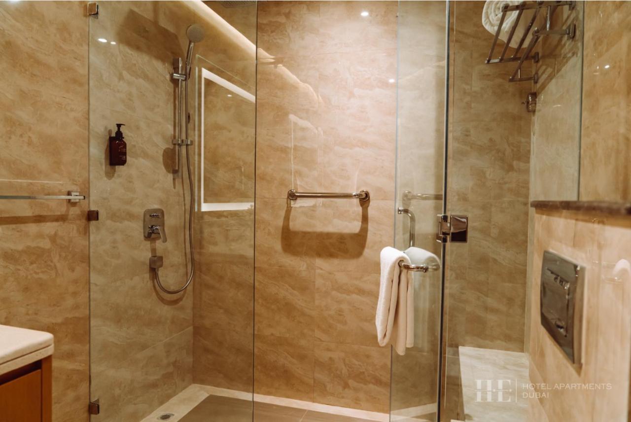 He Hotel Apartments Dubai Ruang foto A shower cubicle