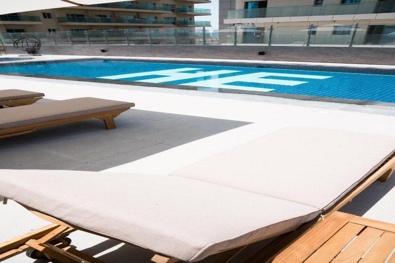 He Hotel Apartments Dubai Bagian luar foto A pool cover