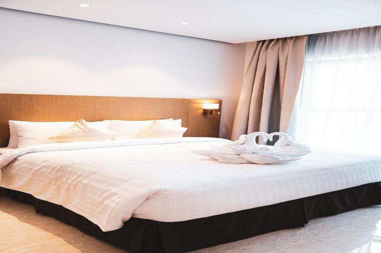 He Hotel Apartments Dubai Bagian luar foto A bed