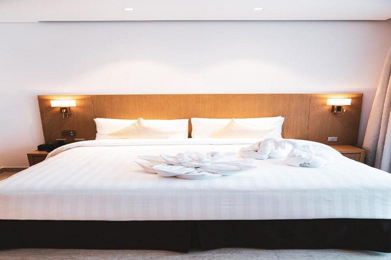 He Hotel Apartments Dubai Bagian luar foto A bed