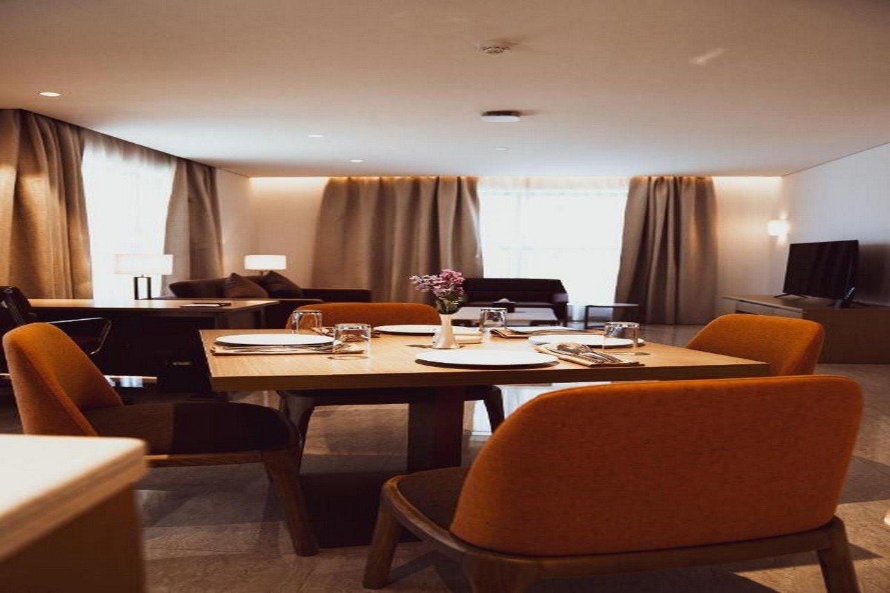 He Hotel Apartments Dubai Bagian luar foto The interior of a suite at the hotel